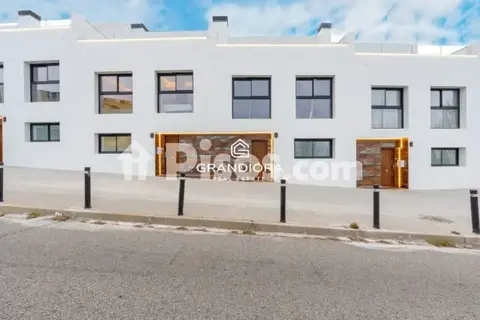 Casa adosada en calle Montserrat Roig