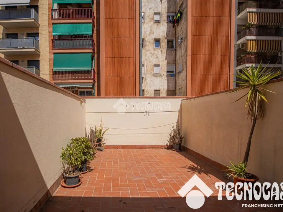 Edificio en venta en Sant Martí en El Camp De L'arpa Del Clot en Barcelona